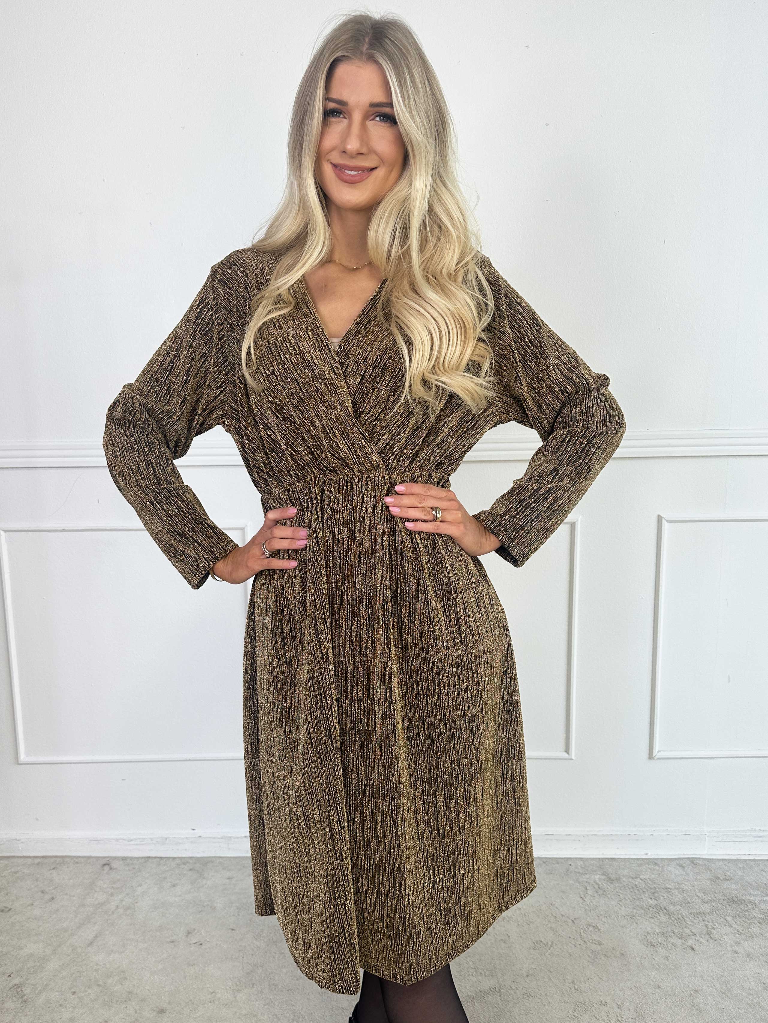 Lina - Söt festklänning med glittertrådar och elegant korsdetalj på bröstet